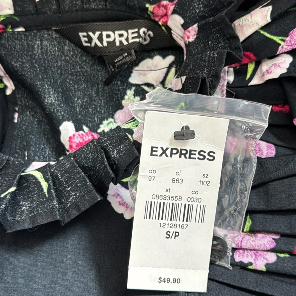Express Black Ruched Floral Sleeveless Blouse - Picture 6 of 7